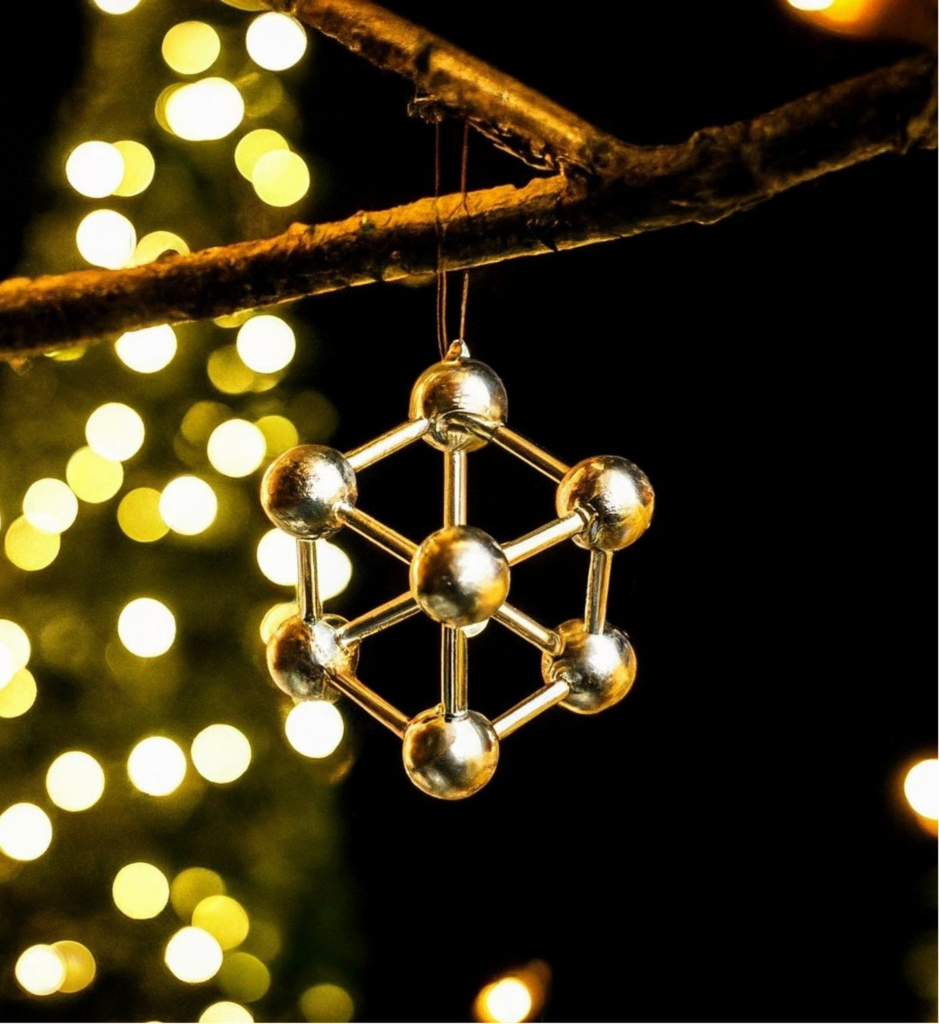 Atomium accroché à une branche de sapin de Noël